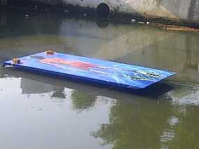 Orang Snorkelling Ngambang di Kali Ciliwung Pasar Baru