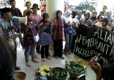 Ingin Korupsi Diberantas, Ibu-ibu Ruwat PT Jateng  
