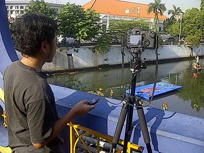 Orang Snorkelling di Kali Ciliwung