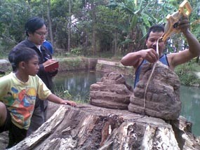 BP3 Trowulan Teliti Arca Temuan di Akar Pohon Beringin