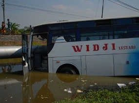 Bus vs Truk Muat Kubis, 4 Orang Luka-luka