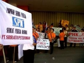 Protes Pesangon, Eks Karyawan Segel Mal di Semarang