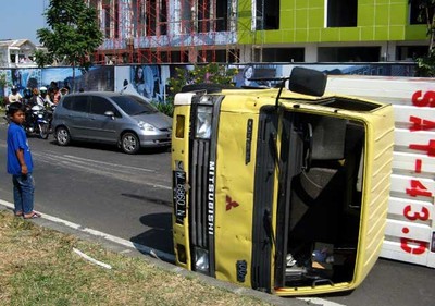 Truk Pengangkut Makanan Terguling