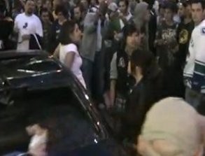 3 Wanita Lindungi BMW dari Aksi Rusuh Hooligan