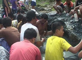 Warga Luar Banyumas Juga Ikut Mengais Rezeki di Sungai Logawa