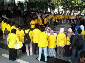 Minta Koruptor Ditindak, Mahasiswa UI Sapu Halaman KPK