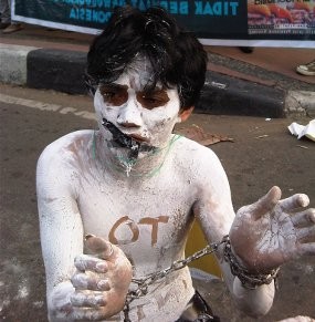 Tolak RUU Intelijen, Mahasiswa Merantai Tangan Sendiri