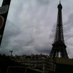 Naik Eiffel, Waspada Dompet Anda!