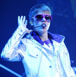 Justin Bieber Dipukul Pria Misterius