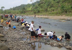 Warga Banyumas Masih Ramai Cari Emas di Sungai Logawa