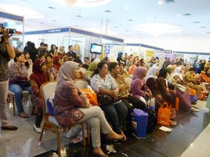 Lomba Hias Cake dan Talkshow Kosmetik Halal di INDHEX 2011