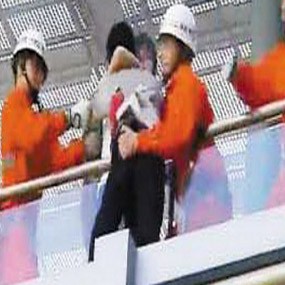  Beri Ciuman di Bibir, Seorang Gadis Selamatkan Pria Stres