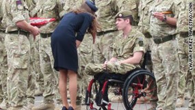 William & Kate Beri Medali Tentara Inggris Veteran Afghanistan