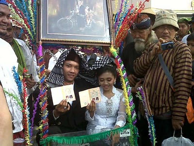 Pecinta Onthel Rayakan Pernikahan di Car Free Day