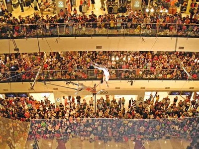 Aksi Menantang Pemain Sirkus di Mall