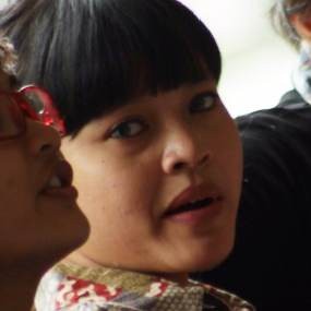 Hakim Berhalangan, Sidang Leni Ditunda