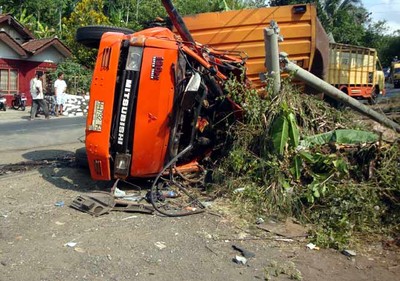 Truk Terguling di Banyumas