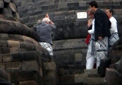 Richard Gere Bersujud di Puncak Borobudur
