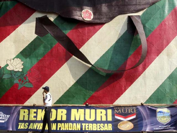 Tas Raksasa Masuk MURI