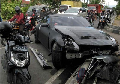 Nissan Fairlady Seruduk Trotoar