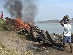 Kesal Penambang Pasir Liar, Warga Jombang Bakar Perahu