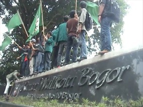 Tolak Poligami Walikota Bogor, Pendemo Lempar Telur ke Balaikota