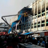 Api Pasar Sentral Makassar Belum Padam Total, Pedagang Amankan Barang