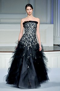 Oscar de la Renta, Pre-Fall/Winter 2011. New York Fashion Week 2011. [Photo by Slaven Vlasic/Getty Images]
