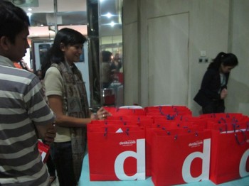 Selesai acara peserta diberikan godybag oleh Detik.com.