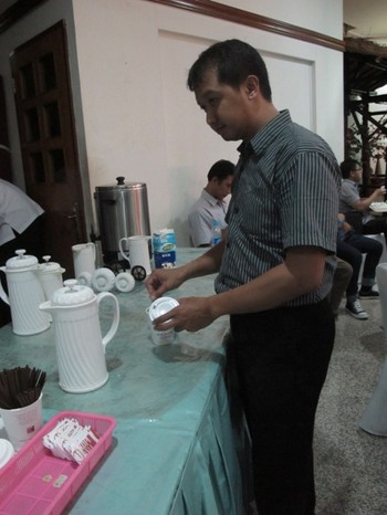 Selain makan malam yang disediakan , peserta dapat menikmati kopi dari Anomali Coffe