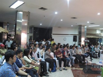 Suasana ramai peserta menyimak diskusi dari sang pembicara.
