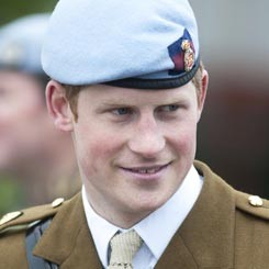 Pangeran Harry Kencani Model Pakaian Dalam