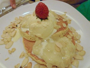 Sarapan Yummy, Pancake Durian Plus Mochachino Black