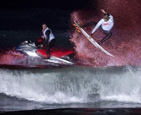 Peselancar Bali Menangi Surfing Tow At Malam Hari di Kuta
