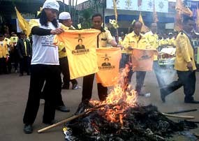 Kader Golkar Bakar Orang-orangan Sawah Berkaos Ade Komaruddin