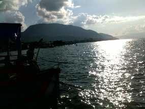 Menikmati Lembayung Celebes di Atas Jalanan yang Babak Belur