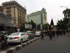  Ratusan Pendemo Long March ke Istana, Jl Cikini Macet Parah