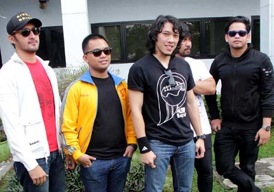 Alexa Ditinggal Sang Gitaris