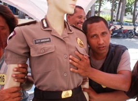 Lomba Memegang Polisi Palsu Warnai HUT ke 65 Bhayangkara