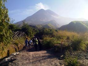 Asihono, Anak Mbah Maridjan Pimpin Labuhan Merapi