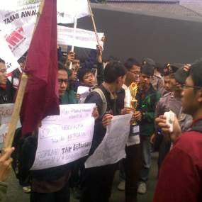 SBY Belum Datang, Demonstran Bubarkan Diri