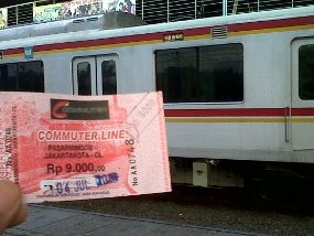Beroperasi Perdana di Hari Kerja, Commuter Line Penuh Sesak