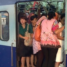 Beroperasi Perdana di Hari Kerja, Commuter Line Penuh Sesak