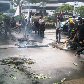 Demo Bakar Ban di Depan Kantor KPK Macetkan Jl Rasuna Said