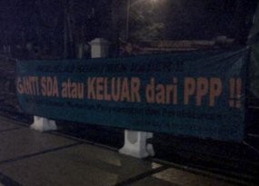 SDA Santai Tanggapi Spanduk Berisi Black Campaign