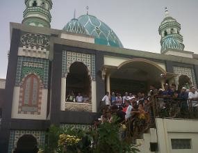 Ribuan Pelayat Datang, Warung Minum Dekat Rumah Zainuddin Laris Manis