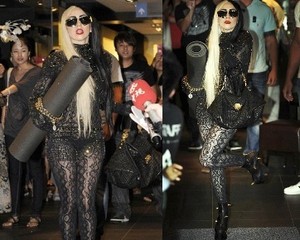 Lady Gaga Pakai Busana Aneh untuk Yoga