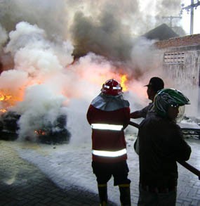 Gudang Vulkanisir Ban Terbakar, Dua Karyawan Terluka