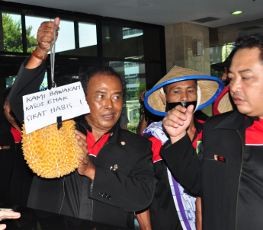 KPK Dihadiahi Durian oleh Demonstran