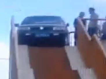 Ampun! Kena Macet, Mobil Naik Jembatan Penyeberangan